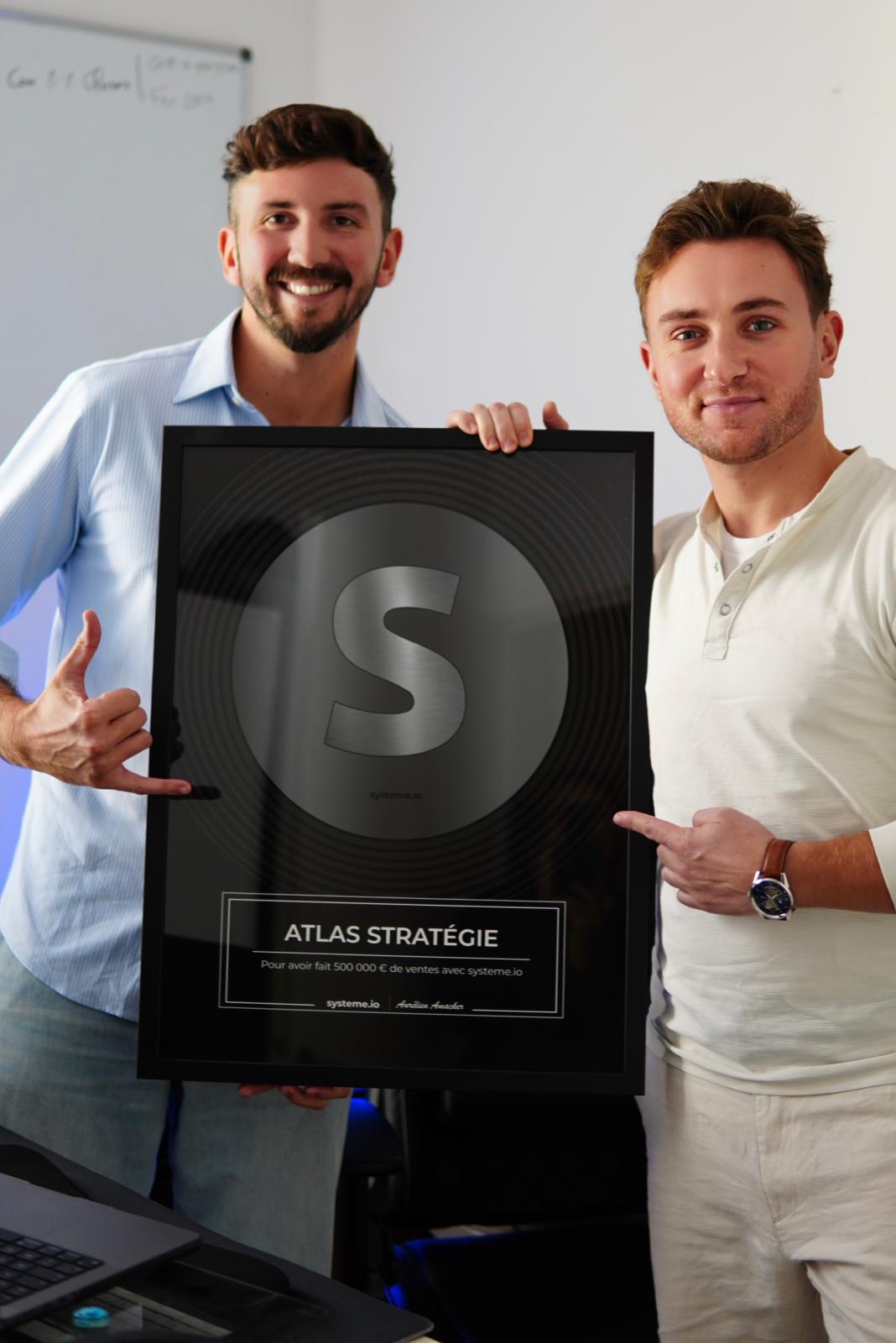 Louis-Henry Foucteau et Thibaut Vallejo, co-fondateurs d'Atlas Stratégie, avec leur trophée systeme.io (500 000 € de ventes)